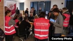 Валанцёры з вызваленымі палітычнымі зьняволенымі ў Вільні, 18 сьнежня 2025 году 