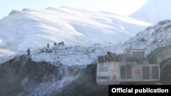 Кумтөр кениндеги казуу иштери.