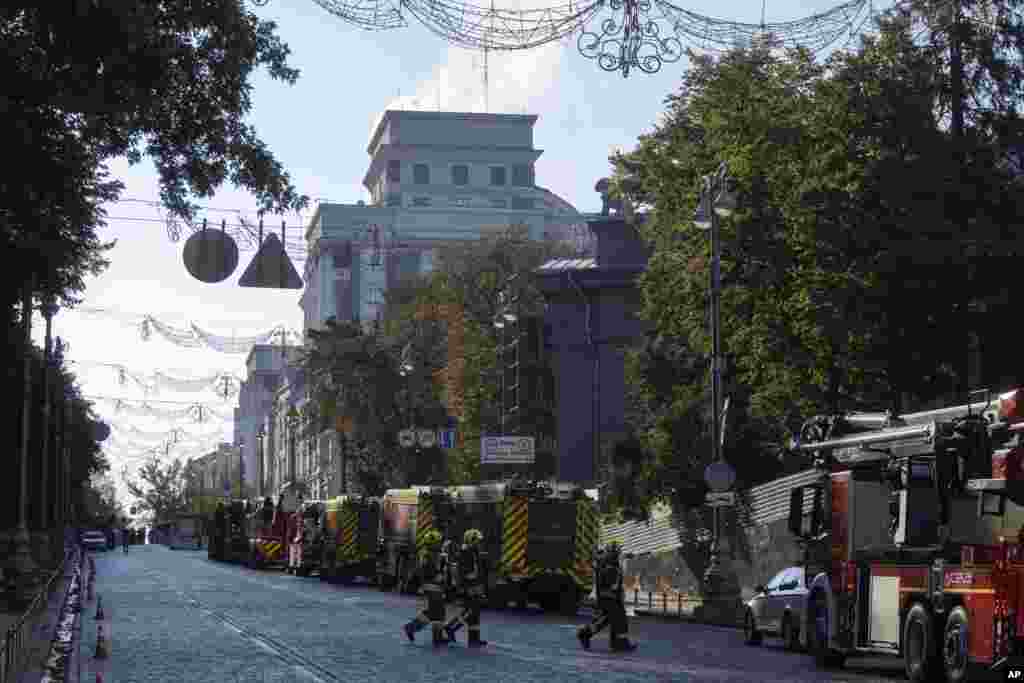 Для гасіння пожежі у десятиповерховій урядовій будівлі задіяли кілька пожежних машин