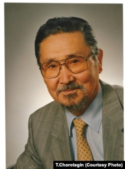 “Азаттык” үналгысынын экинчи кыргыз кызматкери жана бул кызматтын 1975-84-жылдардагы директору, кийинчерээк – ардагери Төлөмүш Жакып уулу. Мүнхен шаары. 1991-жылдын майы.