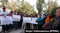 Акция в защиту Албека Ибраимова возле здания Бишкекского горсуда. 17 сентября 2018 года.