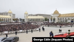 Mulțimea așteptând începutul ceremoniei, la București, pe 26 octombrie.