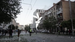 Túlélők után kutatnak a romok között Kijevben