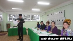 Шайлоо тилкелеринин биринен тартылган сүрөт.