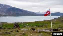 Гренландія на понад 80% вкрита кригою і має лише 56,6 тисяч мешканців, які користуються самоврядуванням, але вони також є громадянами Данського королівства