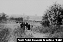 Бабин Яр. Люди збираються на мітинг. 29 вересня 1966 року. Фото Гарика Журабовича. Архів Аміка Діаманта