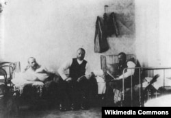 Федір Достоєвський (ліворуч) під арештом на гауптвахті в Санкт-Петербурзі. Тут він був 21 і 22 березня 1874 року «за порушення порядку публікацій»