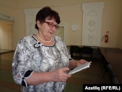 Җюри әгъзасы, шагыйрә Әлфирә Низамова җиңүчеләрне барлый