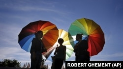 „Se interzice discriminarea de orice fel, bazată pe motive precum sexul, rasa, culoarea, originea etnică sau socială, caracteristicile genetice, limba, religia sau convingerile, opiniile politice sau de orice altă natură, apartenența la o minoritate națională, averea, nașterea, un handicap, vârsta sau orientarea sexuală". (Carta Drepturilor fundamentale a UE)