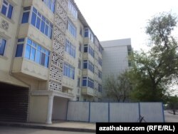 Parahat-2 mikroraýonynda öň "türk suwagy" bilen suwalan ýaşaýyş jaýy "mermerleşdirilýär".