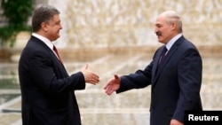 Президент України Петро Порошенко та президент Білорусі Олександр Лукашенко під час зустрічі у Мінську. 11 лютого 2015 року