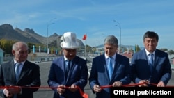 Көпүрөнү ачуу учурунда. Оштун губернатору Сооронбай Жээнбеков, президент Алмазбек Атамбаев жана мэр Айтмамат Кадырбаев.