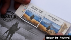 İşğal etilgen Qırım sakini ukrayin askerleri «Moskva» kreyserini batırğanı munasebetinen çıqarılğan bu markanı satın alğanı içün «devlet hainligi» maddesine istinaden apiske alındı