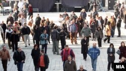 Граѓани одат да го потпишат „Манифестот на Македониумот“.