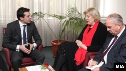 Министерот за надворешни работи Никола Попоски на средба со претставничката за слобода на медиуми на ОБСЕ, Дуња Мијатовиќ, во Скопје. 2011.