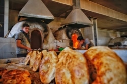 یک نانوایی در بازار تاشکند