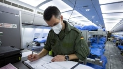 Една от германските летящи болници Airbus A-310 Medivac на път за италианския град Бергамо, за да докара тежко болни пациенти за лечение в Кьолн