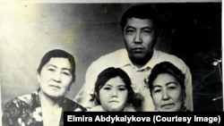 Адалат Орозбекова уулу Кемел, небереси Элмира жана сиңдиси Бурмачач. 1965-жыл. (Элмира Абдыкалыкованын үй-бүлөлүк архивинен)