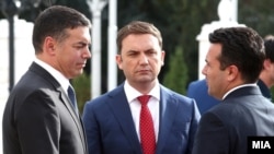 Илустрација - Вицепемиерот за европски прашања Никола Димитров, шефот на дипломатијата Бујар Османи и премиерот Зоран Заев