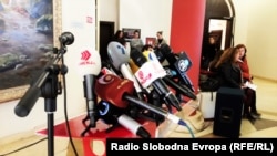 Илустрација - Македонски медиуми, микрофони поставени на прес конференција