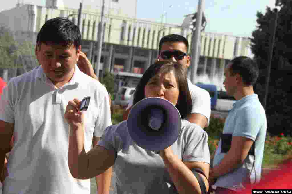 Журналист Канышай Мамыркулова "Шаар деген сөздү жаза албаган адам кантип мэр болот" деген суроону койду. Ал Суракматовду сынактан өткөргөн Мамлекеттик тил комиссиясын сотко берерин билдирди.