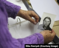 Halyna Stanytsina, în timp ce lucrează în arhiva din Kiev. (Fotografie oferită de Nika Havrysh).