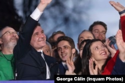 În seara anunțării rezultatelor în turul II al prezidențialelor, Diana Iancu (îmbrăcată în roșu) a fost alături de Nicușor Dan.