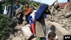 د افغانستان مزار درې په نورګل کلي کې مېرمنې او ماشومان له زلزلې وروسته خوندي ځایونو ته ویستل کېږي - د سېپټېمبر لومړۍ نېټې انځور