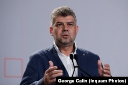 Marcel Ciolacu a promovat o linie diferită față de Liviu Dragnea, fost președinte PSD, în relația cu serviciile secrete. Codrin Ștefănescu, fost secretar general al PSD, l-a acuzat că a predat partidul serviciilor, dar acuzația nu a fost dovedită.