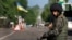 Украинский солдат стоит на КПП близ города Славянск. 13 мая 2014 года.