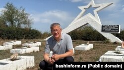 Радий Хәбиров Икенче дөнья сугышы вакытында һәлак булган хәрбиләр зиратында. Алар арасында 112нче башкорт дивизиясе хәрбиләре дә бар. 