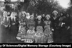 Femei și fete, îmbrăcate, posibil, pentru a sărbători o nuntă, în regiunea Pavlohrad din Ucraina, în 1909.