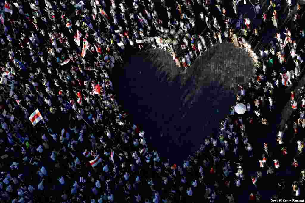 На 16 август Белорусите кои живеат во Чешка, заедно со нивните приврзаници, се собраа да формираат човечко &bdquo;срце&ldquo; за време на митингот во Прага за да покажат солидарност и поддршка за антивладините демонстранти во Белорусија.