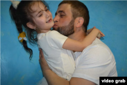 Koloniyada Seyran Saliyevniñ qızı ile ilk körüşüvi