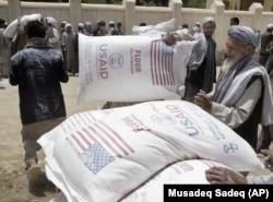 Saci cu făină donați de Programul alimentar mondial, prin intermediul USAID, la Kabul.