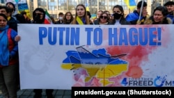 Протест срещу руската инвазия в Украйна. На плаката пише "Путин - в Хага!" Брюксел, Белгия, 6 март 2022 г.