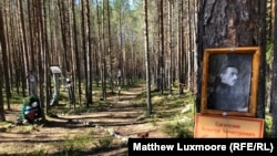 През 1997 г. активистът на "Мемориал" Юри Дмитриев открива един от най-големите масови гробове в Русия – в Сандармох, близо до границата с Финландия.