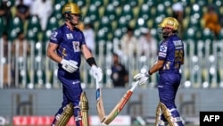 د کوټه ګلېډيېټرز لوبډلې توپوهونکي فين اېلن او سعود شکيل په راولپېنډۍ کې د لوبې پر مهال ـ انځور له ارشيفه