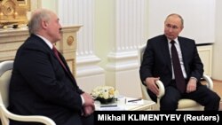 Президент Росії Володимир Путін (п) відповів на пропозицію українського лідера Володимира Зеленського під час переговорів у Москві з Олександром Лукашенком