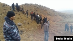 Шакафтар айылында калдык төгүлгөн жерге чогулган тургундар. 28-февраль, 2020-жыл. 