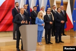 Premierul Donald Tusk a anunțat o remaniere guvernamentală, după ce a obținut un vot de încredere în parlament, cerut după victoria lui Karol Nawrocki în alegeri.