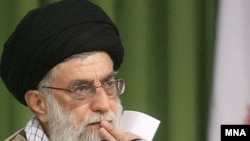 آيت الله علی خامنه ای، از کشورهای عربی خواست که کنفرانس صلح خاورميانه را تحريم کنند.