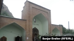 Старейшая мечеть в Оше, постройка 16-го века, 26 апреля 2012 года.