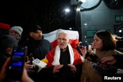 Алесь Бяляцкі адразу пасьля вызваленьня і пераезду зь Беларусі ў Вільню. 13 сьнежня 2025