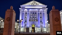 Ndërtesa e Qeverisë maqedonase. Për humbjen e besimit në institucionet shtetërore, qytetarët maqedonas fajësojnë partitë politike dhe liderët e tyre.