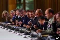 Președintele Franței, Emmanuel Macron, centru, la o întâlnire din 3 septembrie cu președintele Ucrainei, Volodimir Zelenski, la Palatul Elysee, din Paris, Franța