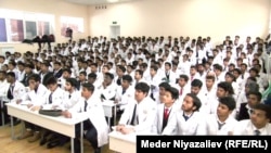 Иностранные студенты медицинского факультета в ОшГУ. Архивное фото. 
