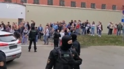 Bătăi și umilințe pentru protestatarii arestați în Belarus