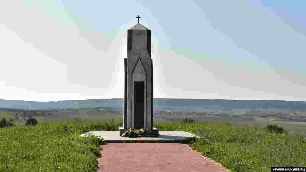 Пам'ятник біля підніжжя гори Гасфорта, поруч з місцем колишнього Італійського кладовища, на якому поховані загиблі воїни експедиційного корпусу Королівства Сардинія. Пам'ятник зведено у 2004 році &nbsp;