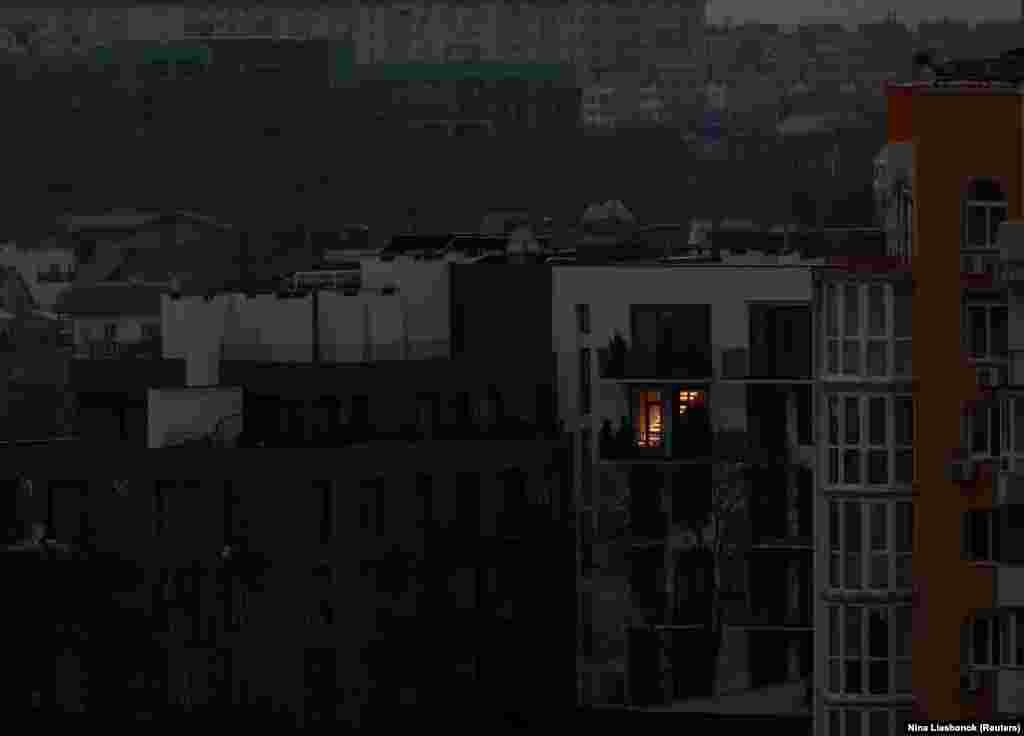 В Одесі знову вечоріє.На фото: вікна житлових будинків без світла під час відключення електроенергії після нещодавніх російських атак. Одеса, 14 грудня 2025 року